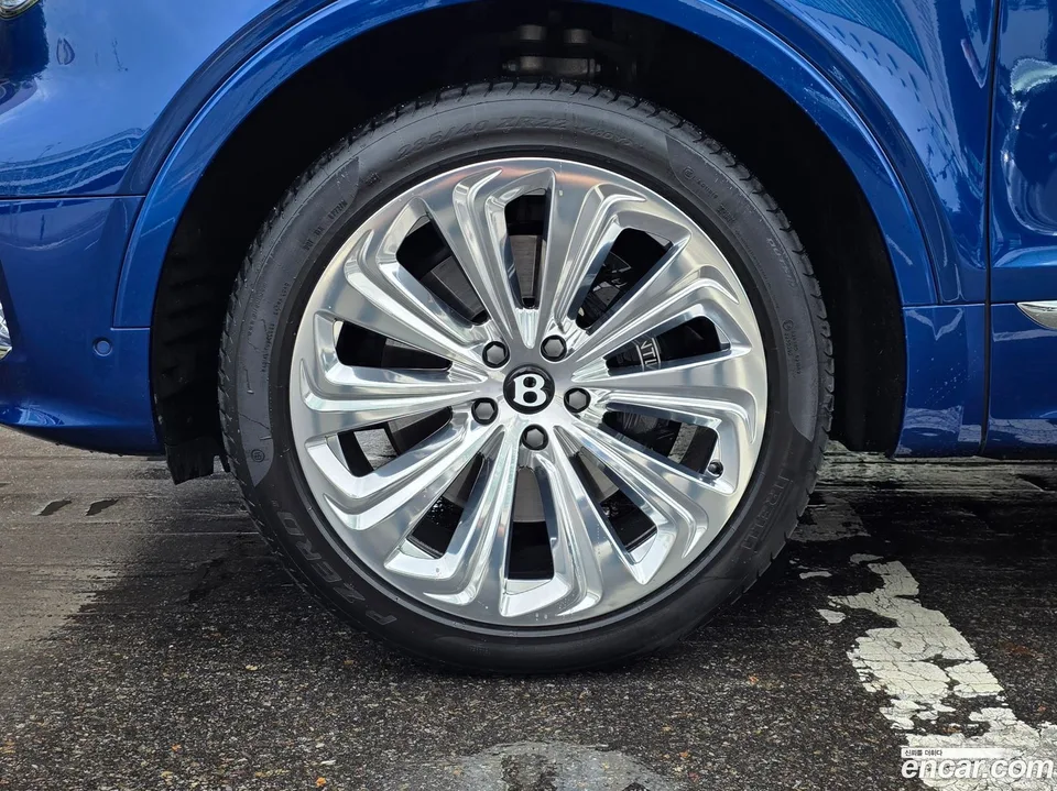 Bentley Bentayga 4.0 V8 EWB 2024 — thumbnail 2