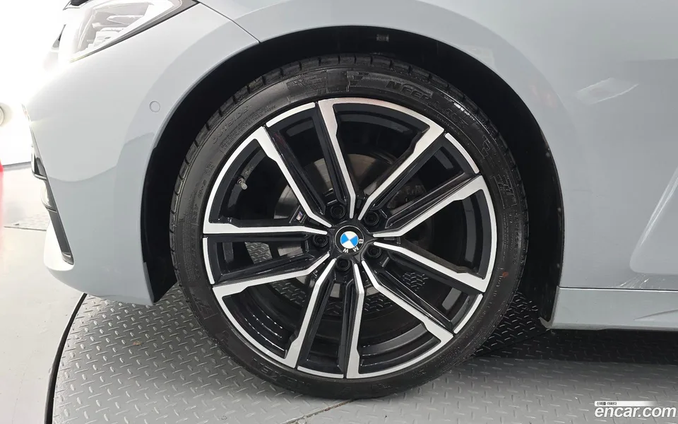 BMW 4 Series 420i M 2023 — thumbnail 2