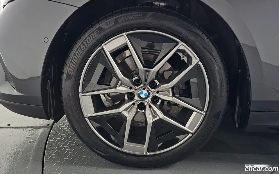BMW 5 Series 520i 2025 — thumbnail 2