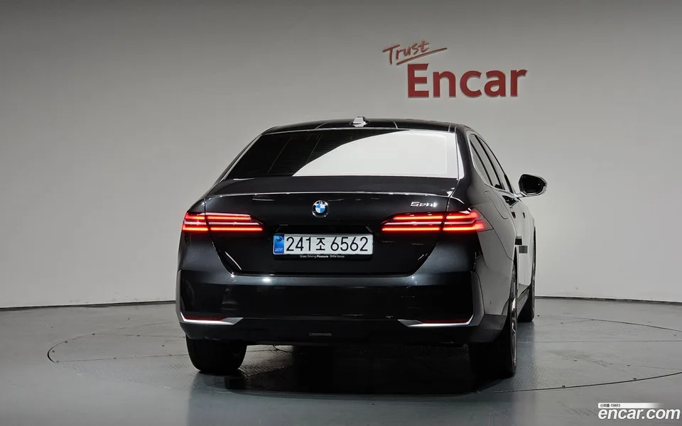 BMW 5 Series 520i 2025 — thumbnail 4