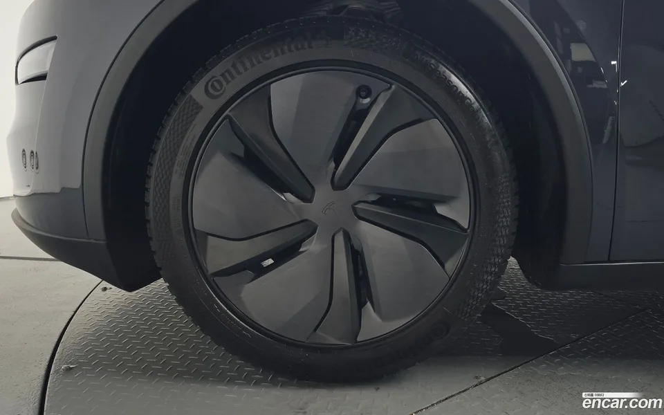 Tesla Model Y RWD 2025 — thumbnail 5