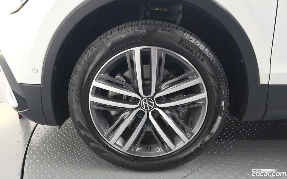 Volkswagen Tiguan Allspace 2.0 TSI 2023 — thumbnail 2
