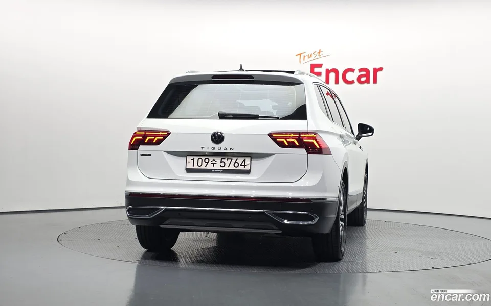 Volkswagen Tiguan Allspace 2.0 TSI 2023 — thumbnail 4