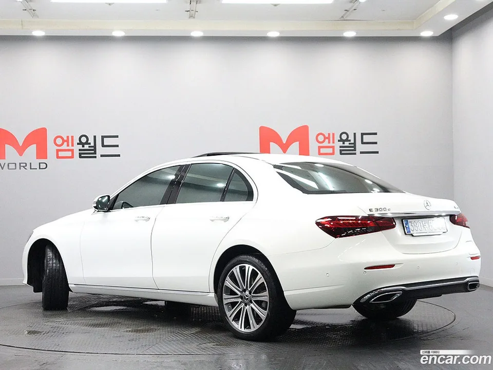 Mercedes-Benz E-Class E300e 4MATIC 2023 — thumbnail 3