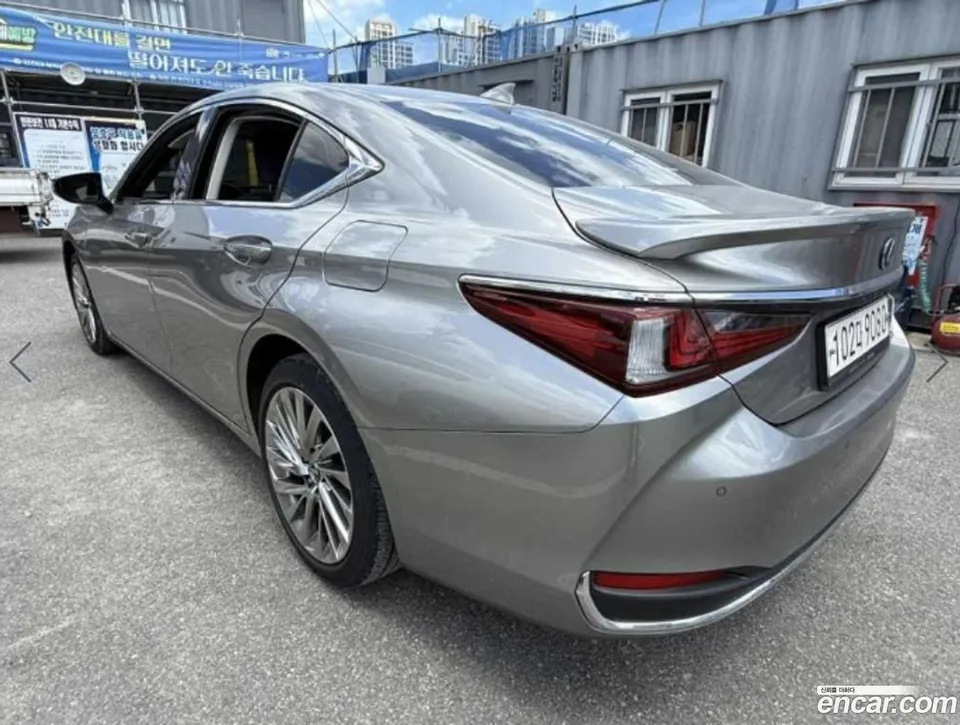 Lexus ES 300h 2022 — миниатюра 2