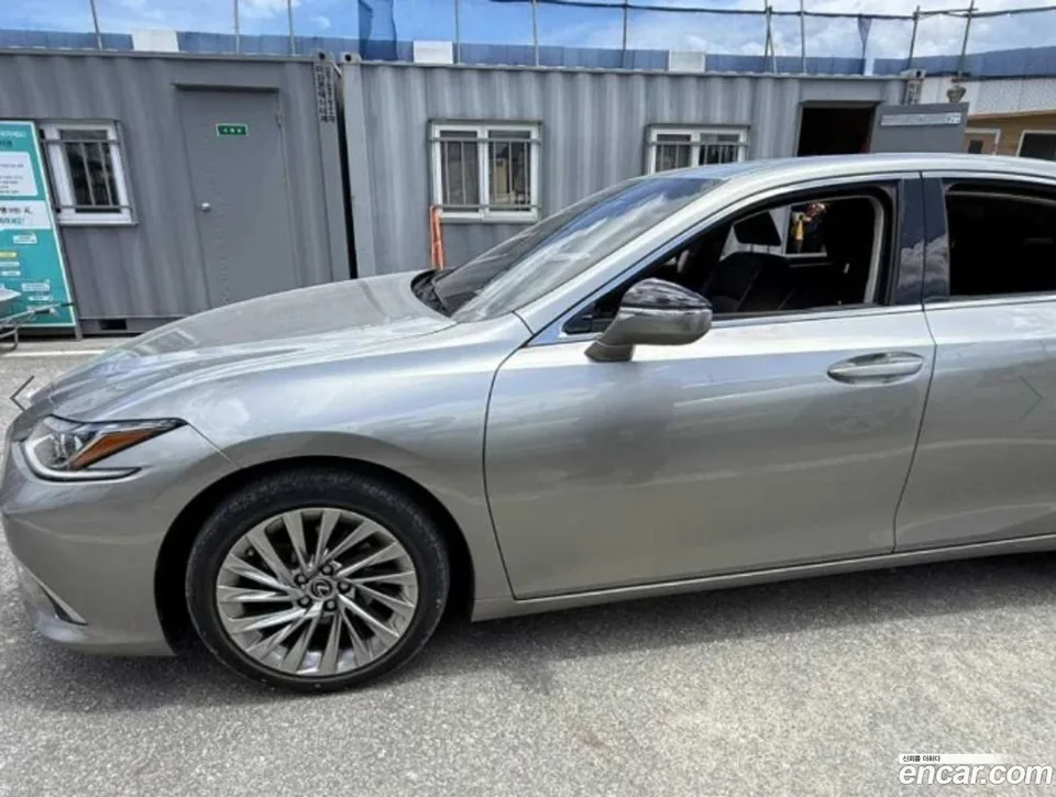 Lexus ES 300h 2022 — миниатюра 3