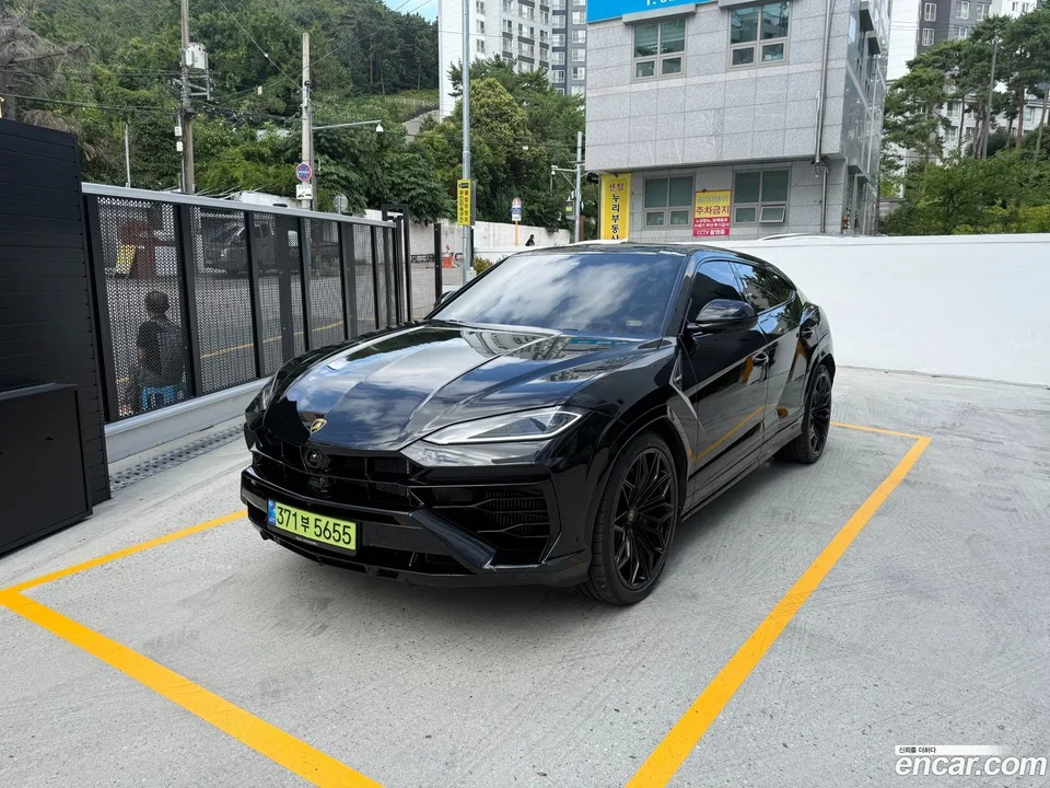 Lamborghini Urus 4.0 V8 SE 2025 — photo 1, buy with delivery to Moscow