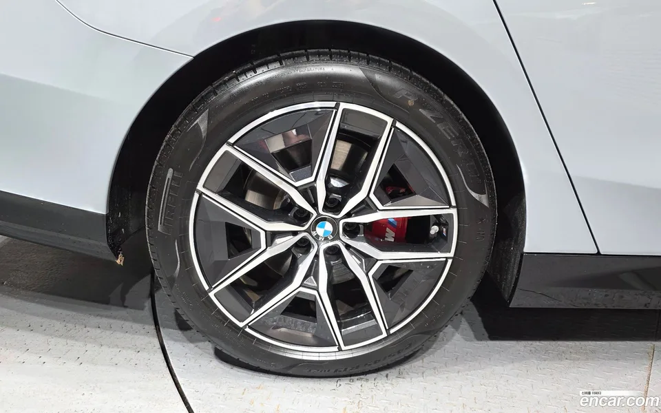 BMW 5 Series 520i 2025 — thumbnail 2