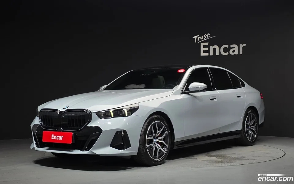 BMW 5 Series 520i 2025 — photo 1, buy with delivery to Moscow