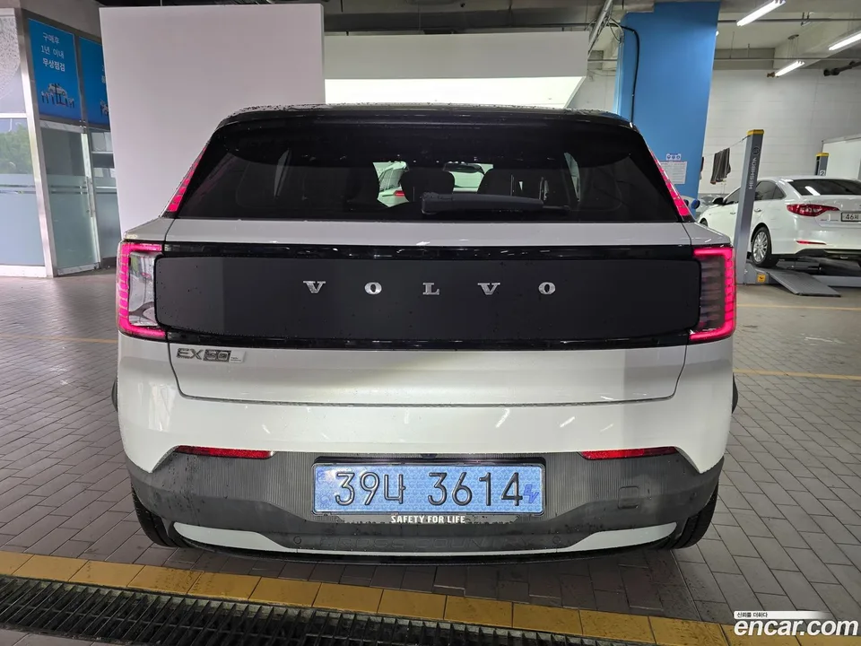 Volvo EX30 Cross Country 2025 — thumbnail 3