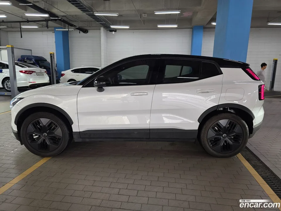 Volvo EX30 Cross Country 2025 — thumbnail 4