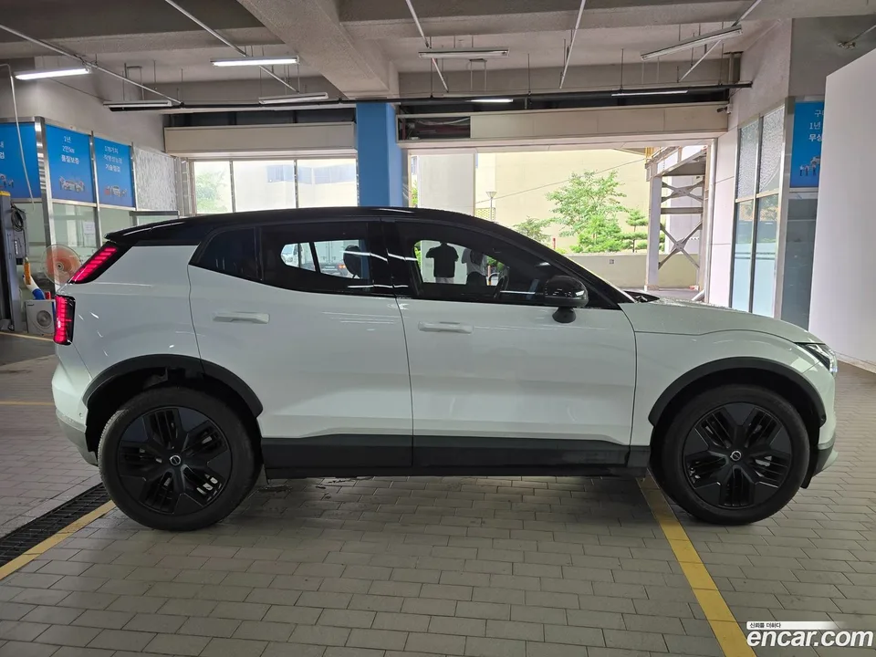Volvo EX30 Cross Country 2025 — thumbnail 5
