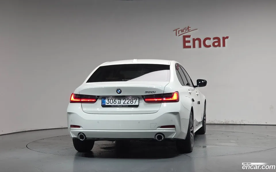 BMW 3 Series 320i 2025 — thumbnail 4