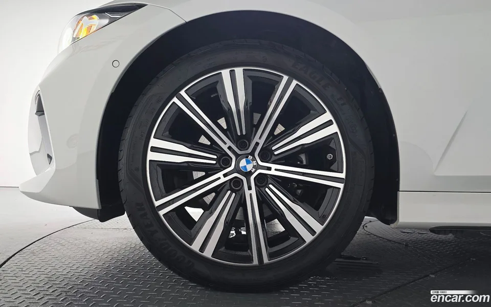 BMW 3 Series 320i 2025 — thumbnail 5