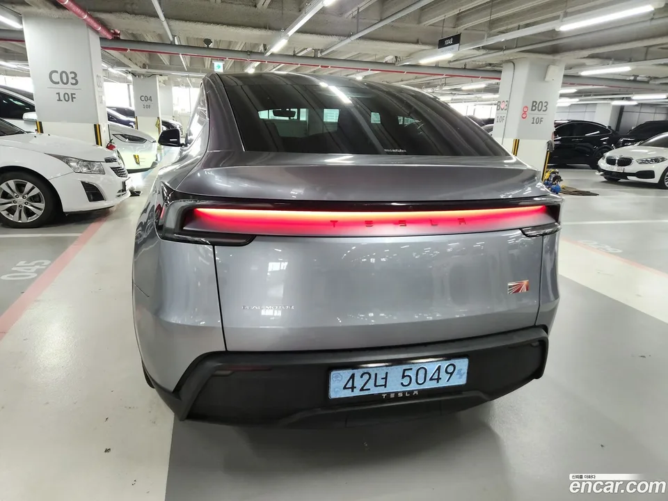 Tesla Model Y AWD 2025 — thumbnail 4