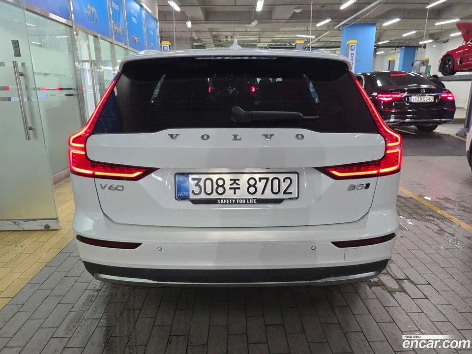 Volvo V60 Cross Country B5 AWD 2025 — thumbnail 3