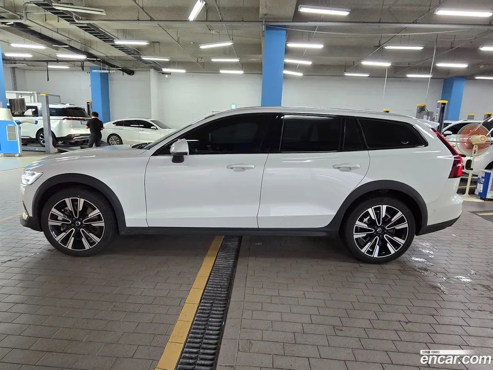 Volvo V60 Cross Country B5 AWD 2025 — thumbnail 4