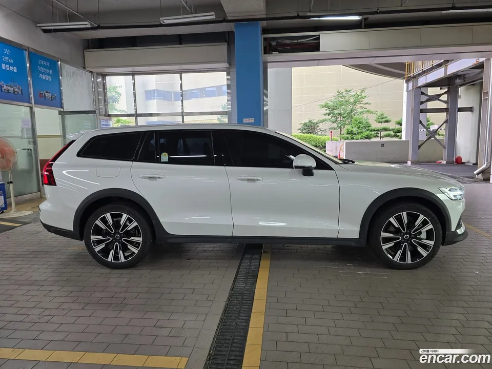 Volvo V60 Cross Country B5 AWD 2025 — thumbnail 5