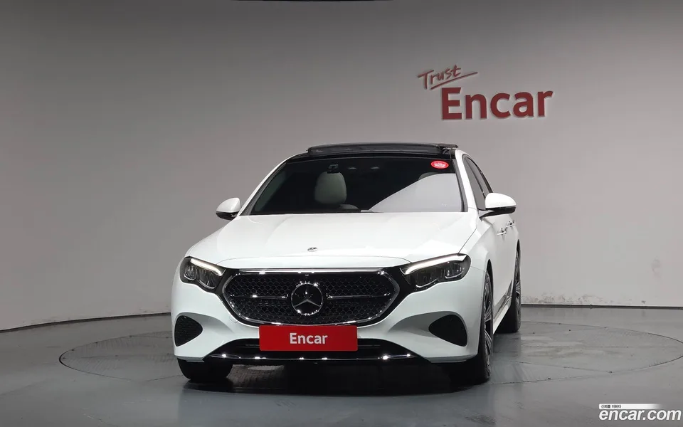 Mercedes-Benz E-Class E200 2024 — thumbnail 3