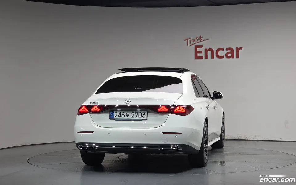 Mercedes-Benz E-Class E200 2024 — thumbnail 4