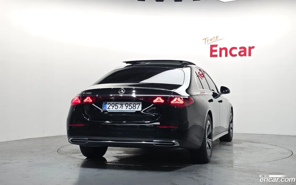 Mercedes-Benz E-Class E200 2025 — thumbnail 4