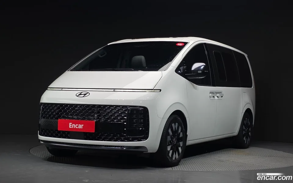 Hyundai Staria 4WD 7 2025 — photo 1, buy with delivery to Moscow