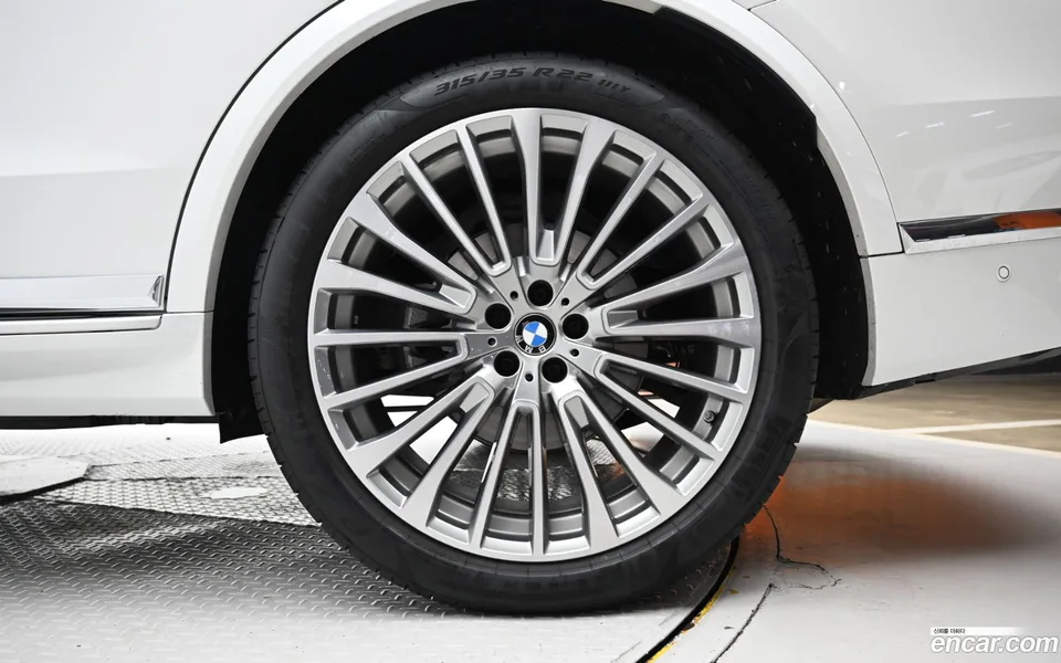 BMW X7 xDrive 40i M 7 2025 — thumbnail 2