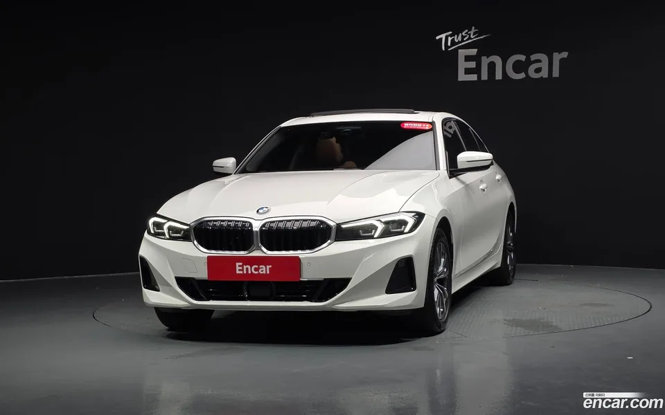 BMW 3 Series 320i 2023 — thumbnail 3