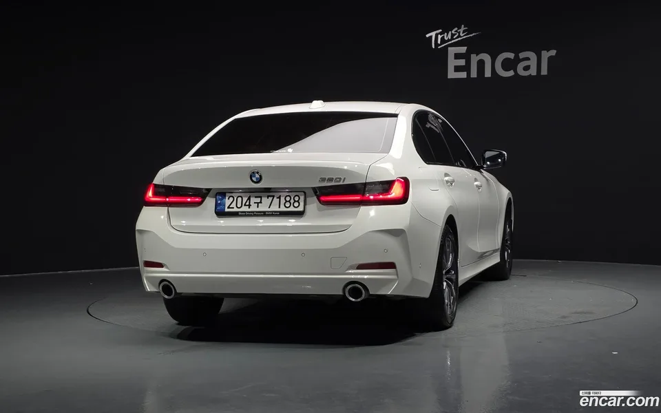 BMW 3 Series 320i 2023 — thumbnail 4