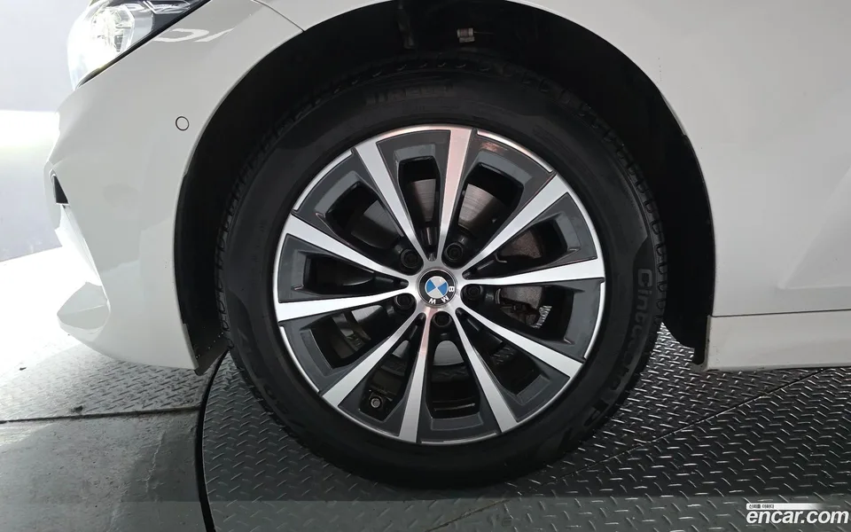 BMW 3 Series 320i 2023 — thumbnail 5