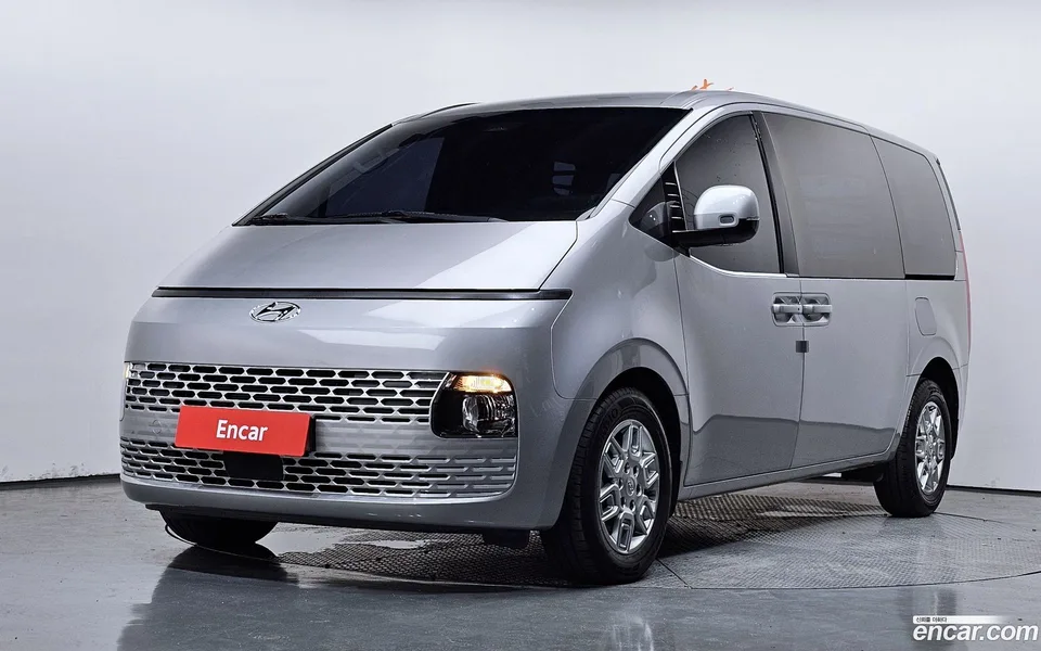 Hyundai Staria L3.5 3 2023 — photo 1, buy with delivery to Moscow