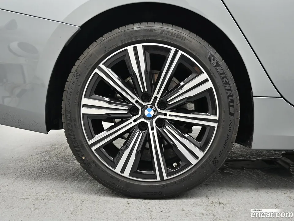 BMW 3 Series 320i 2025 — thumbnail 2
