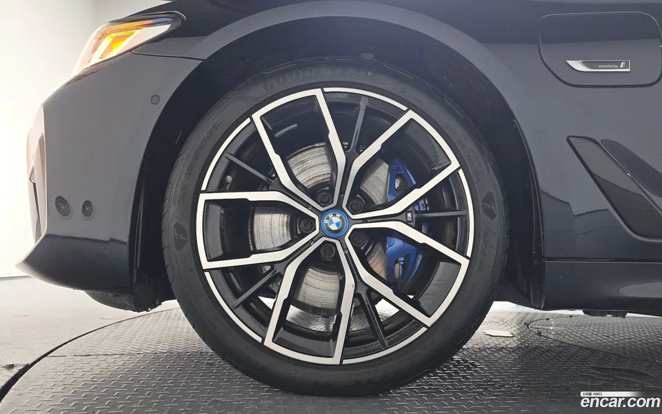 BMW 5 Series 530e M 2023 — thumbnail 2