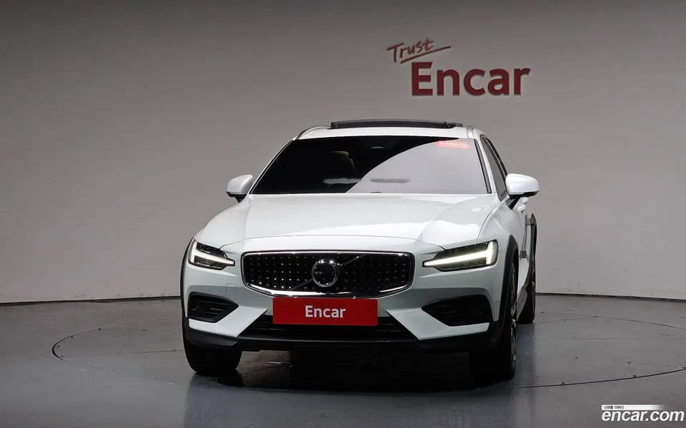 Volvo V60 Cross Country B5 AWD 2024 — thumbnail 3