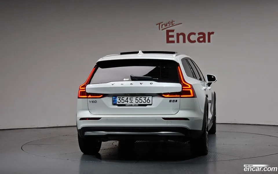 Volvo V60 Cross Country B5 AWD 2024 — thumbnail 4