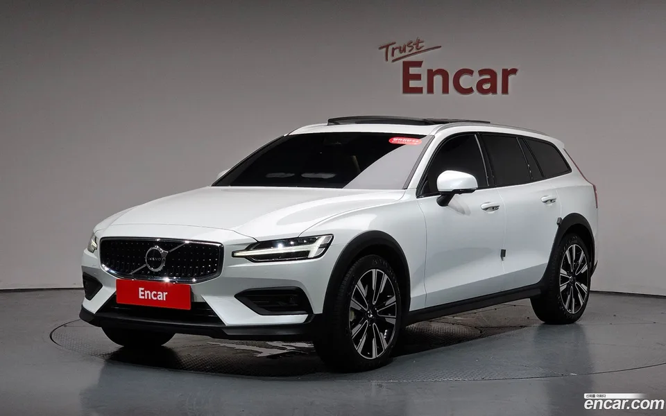 Volvo V60 Cross Country B5 AWD 2024 — photo 1, buy with delivery to Moscow
