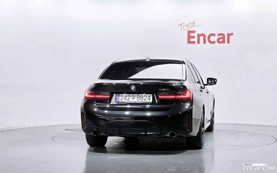 BMW 3 Series 320i M 2023 — thumbnail 4