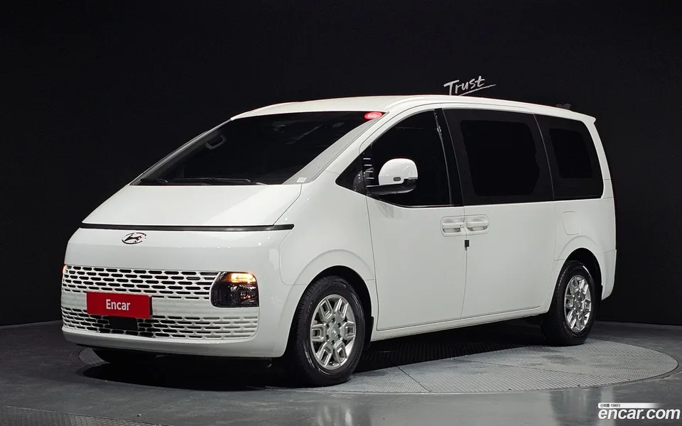Hyundai Staria 5 2023 — photo 1, buy with delivery to Moscow
