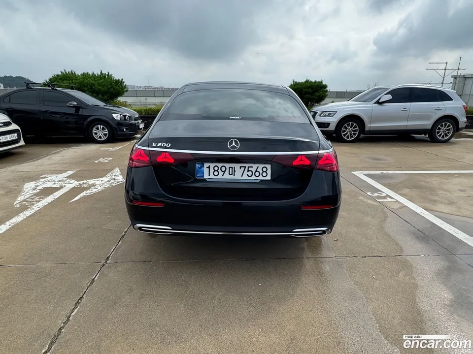Mercedes-Benz E-Class E200 2025 — thumbnail 4