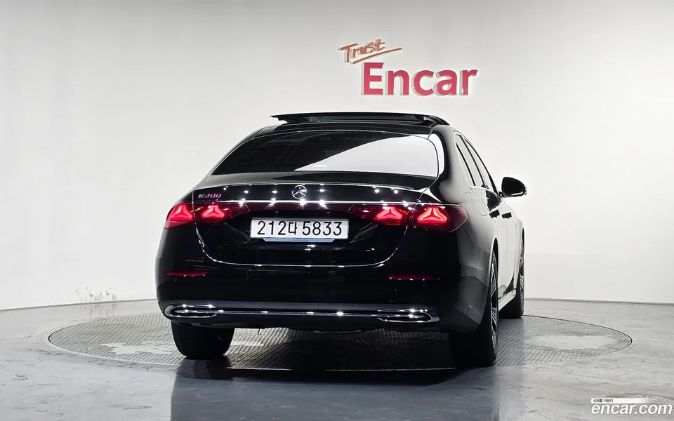 Mercedes-Benz E-Class E200 2025 — thumbnail 4