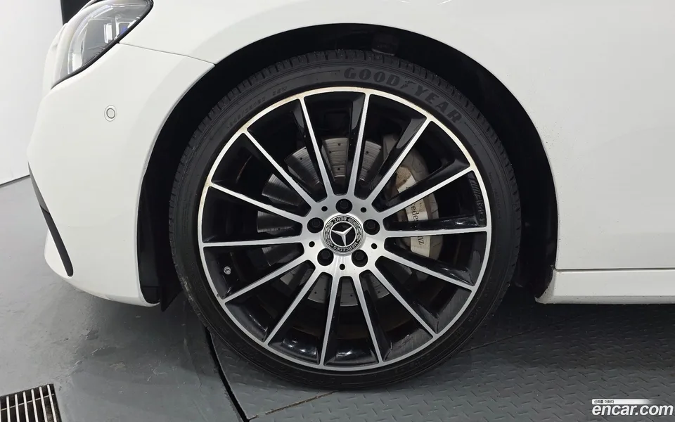 Mercedes-Benz E-Class E350 4MATIC AMG Line 2023 — thumbnail 2