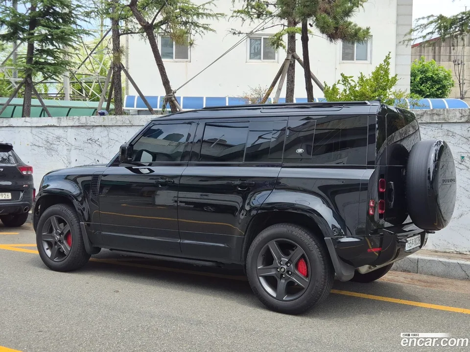 Land Rover Defender 110 P300 X- SE 2024 — thumbnail 3