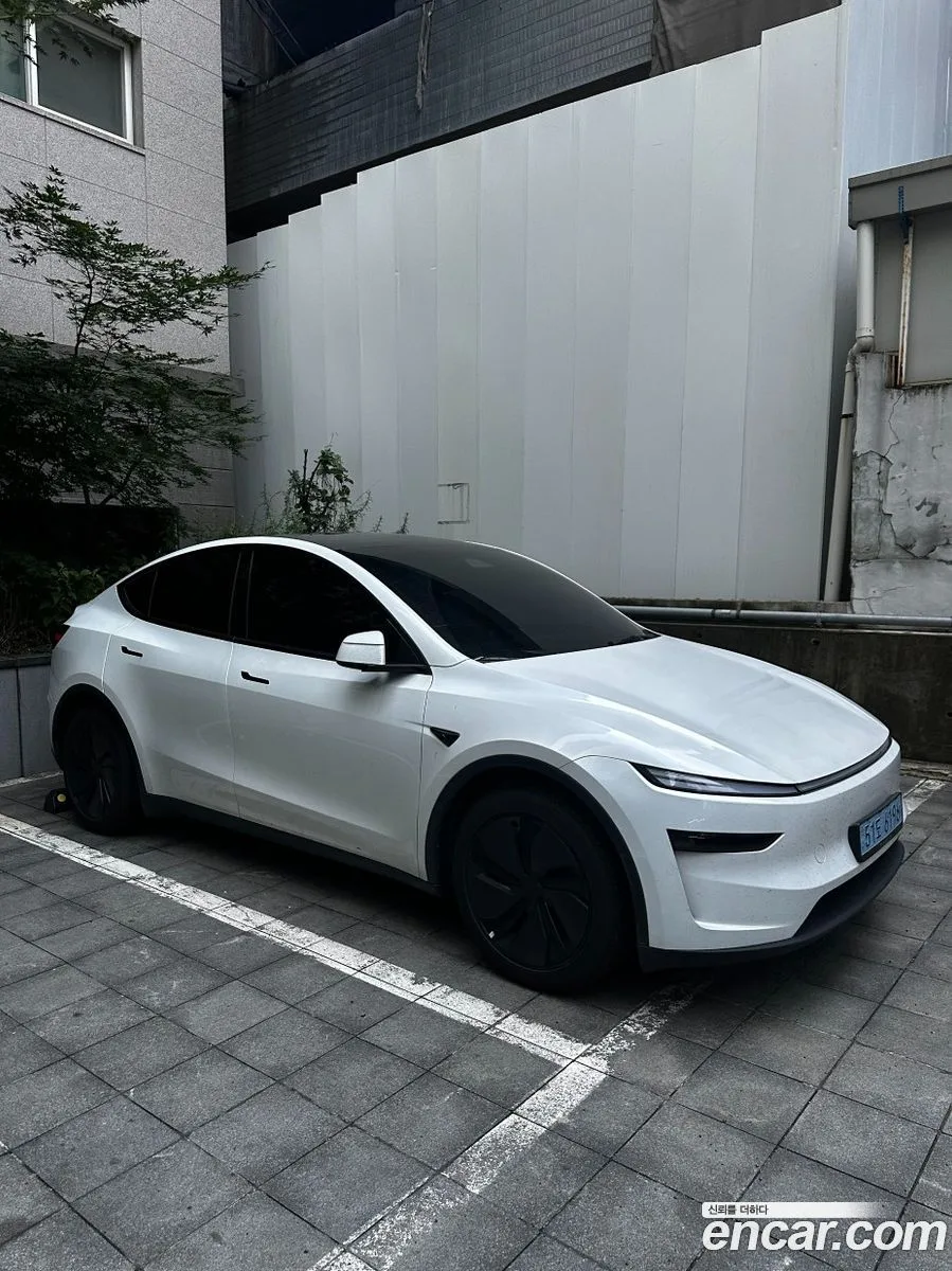 Tesla Model Y AWD 2025 — thumbnail 2