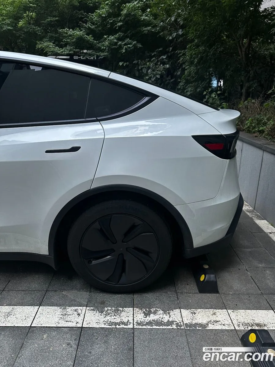 Tesla Model Y AWD 2025 — thumbnail 4