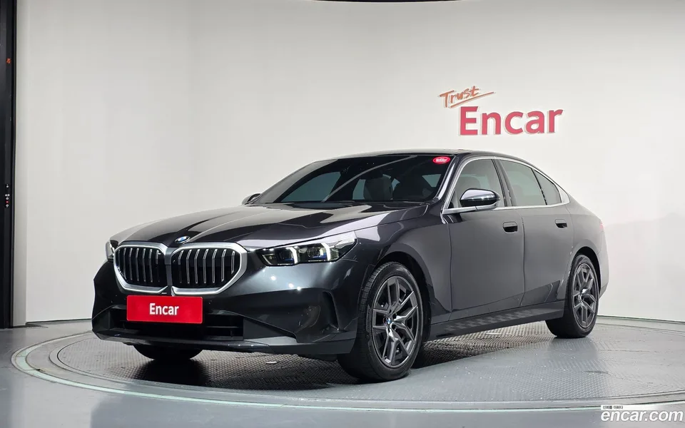 BMW 5 Series 520i 2025 — фото 1, купить с доставкой в Москву