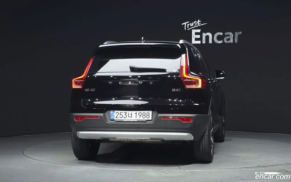 Volvo XC40 B4 2025 — thumbnail 4