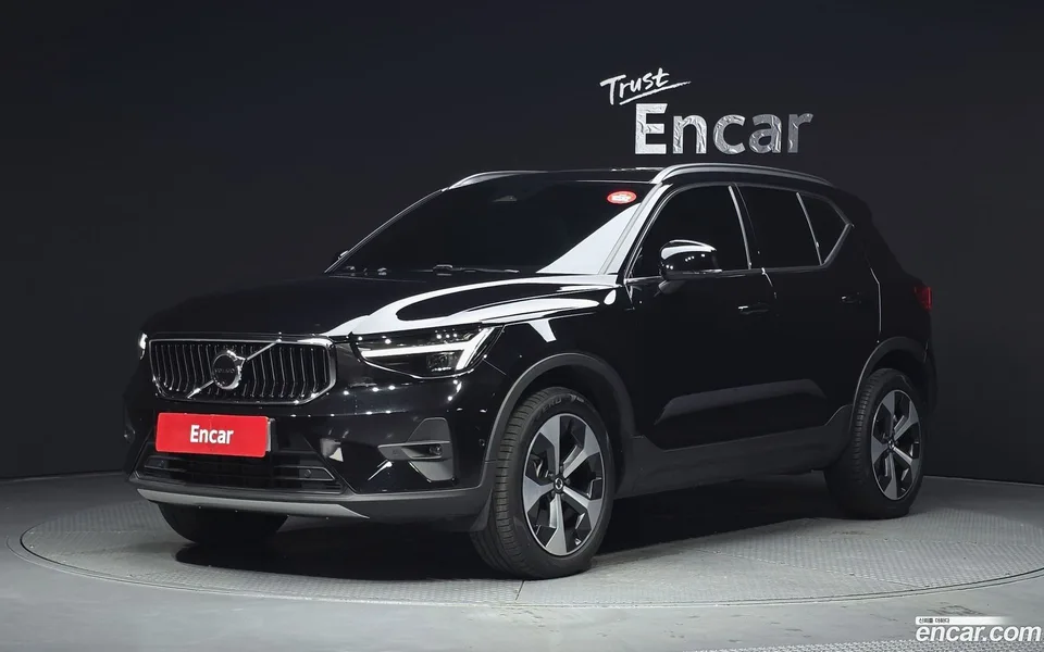 Volvo XC40 B4 2025 — photo 1, buy with delivery to Moscow