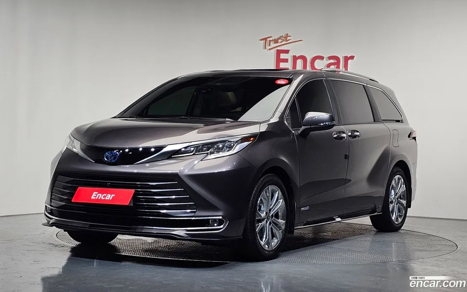 Toyota Sienna 2.5 2WD 2022 — photo 1, buy with delivery to Moscow