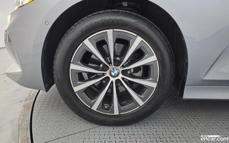 BMW 3 Series 320i 2024 — thumbnail 2