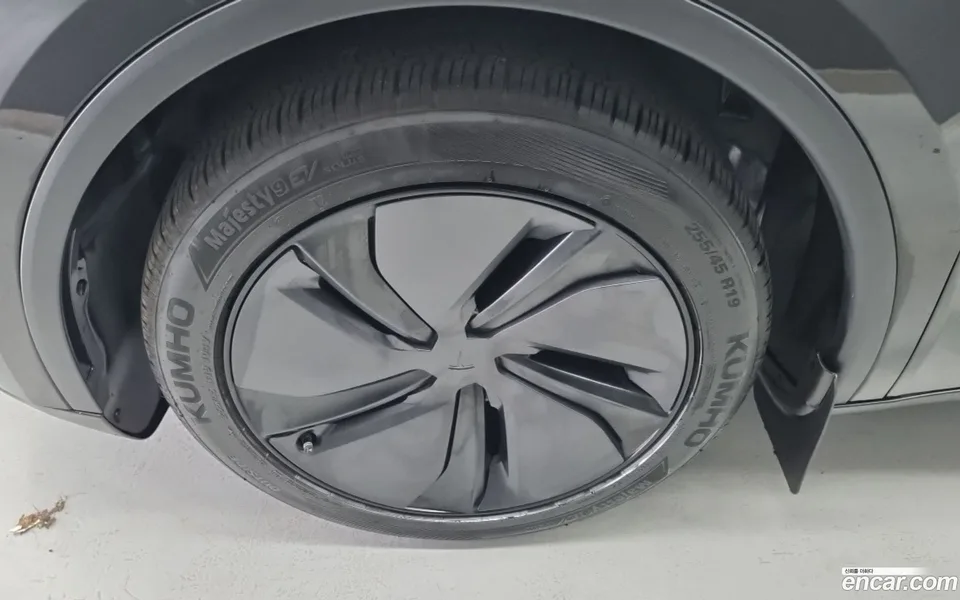 Tesla Model Y RWD 2025 — thumbnail 2